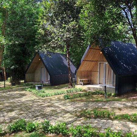 "D'Bamboo Kamp" Desa Wisata Ekang Lagoi Exterior photo