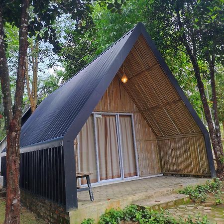 "D'Bamboo Kamp" Desa Wisata Ekang Lagoi Exterior photo