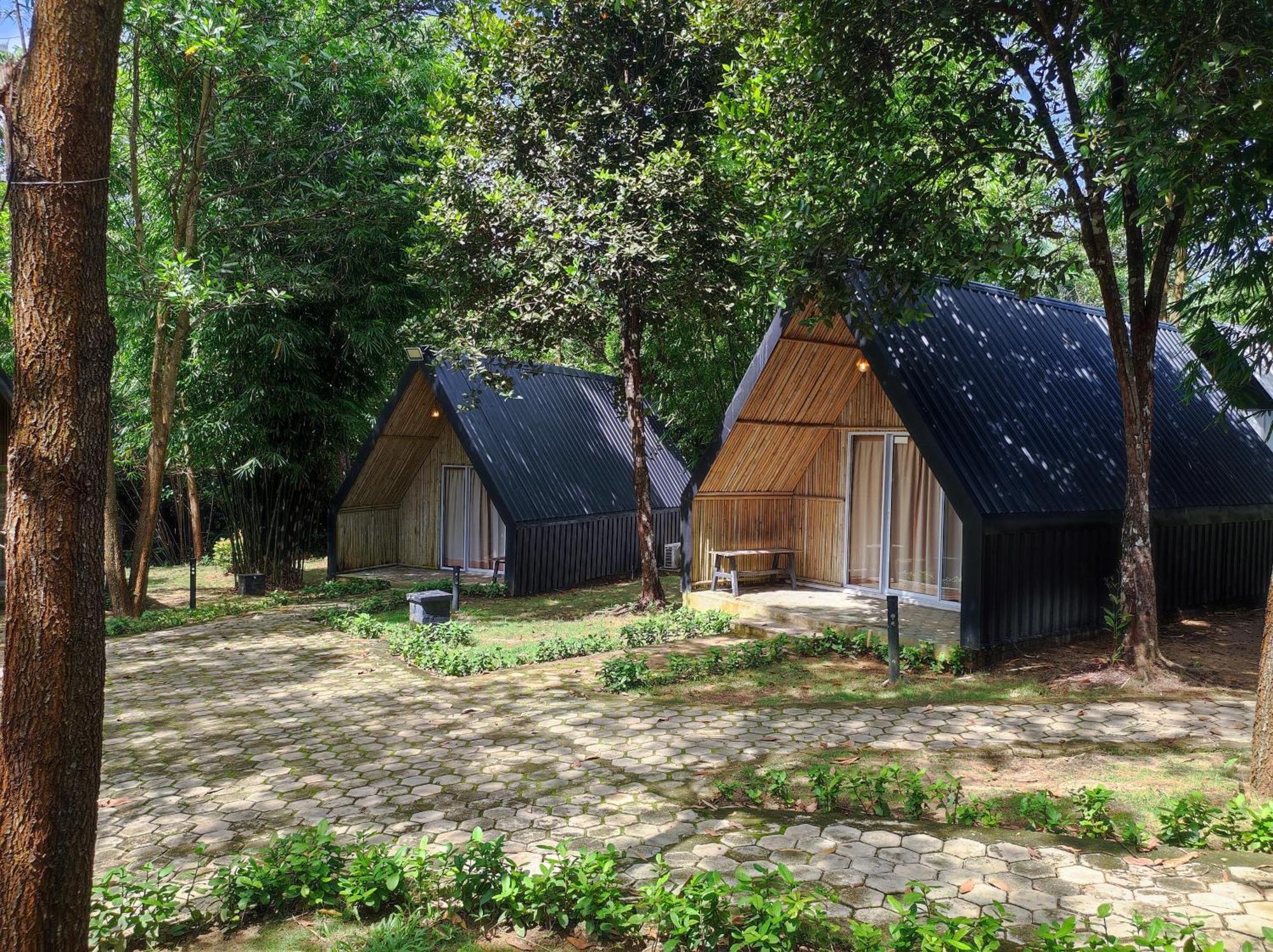 "D'Bamboo Kamp" Desa Wisata Ekang Lagoi Exterior photo