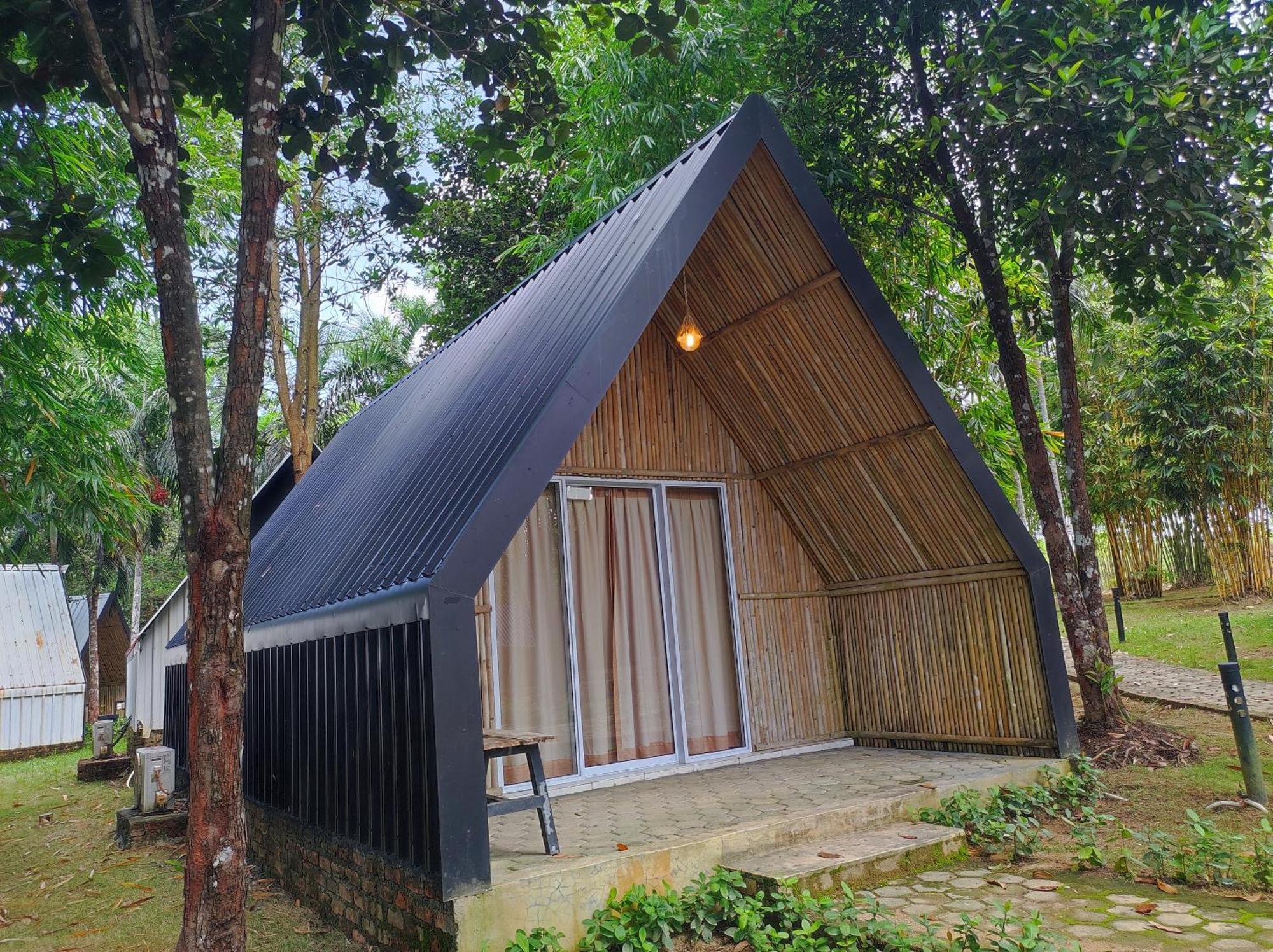 "D'Bamboo Kamp" Desa Wisata Ekang Lagoi Exterior photo