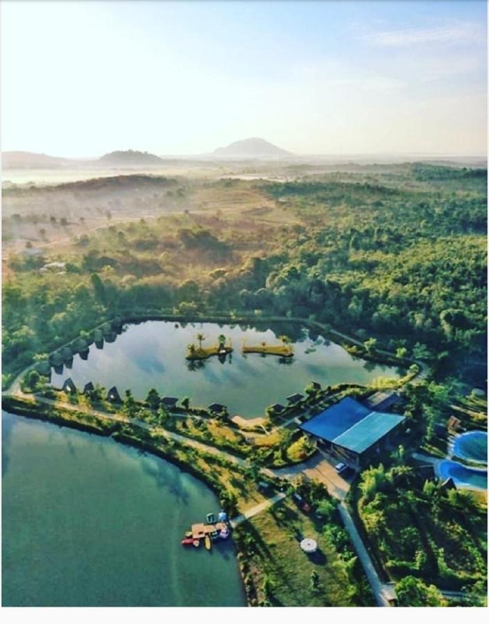 "D'Bamboo Kamp" Desa Wisata Ekang Lagoi Exterior photo
