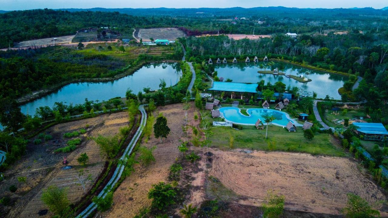 "D'Bamboo Kamp" Desa Wisata Ekang Lagoi Exterior photo
